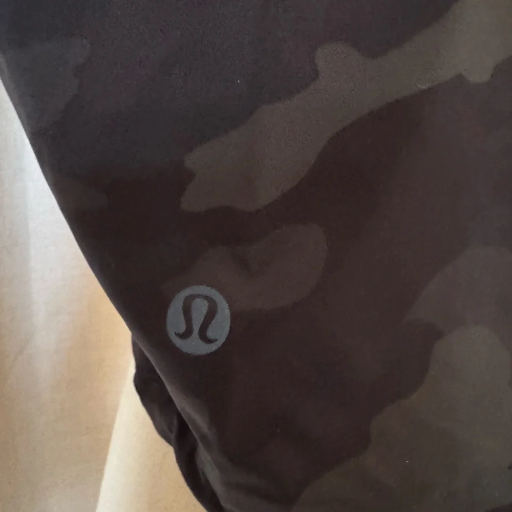 Lululemon Rain Chaser Jacket Heritage 365 Camo Dark Olive - Picture 9 of 10